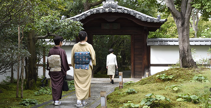 正面入口より長屋門と唐門